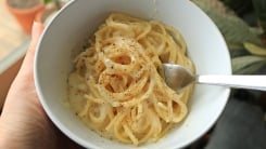 A bowl of cacio e pepe pasta.